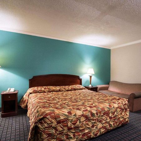 Rodeway Inn East Syracuse Exterior photo