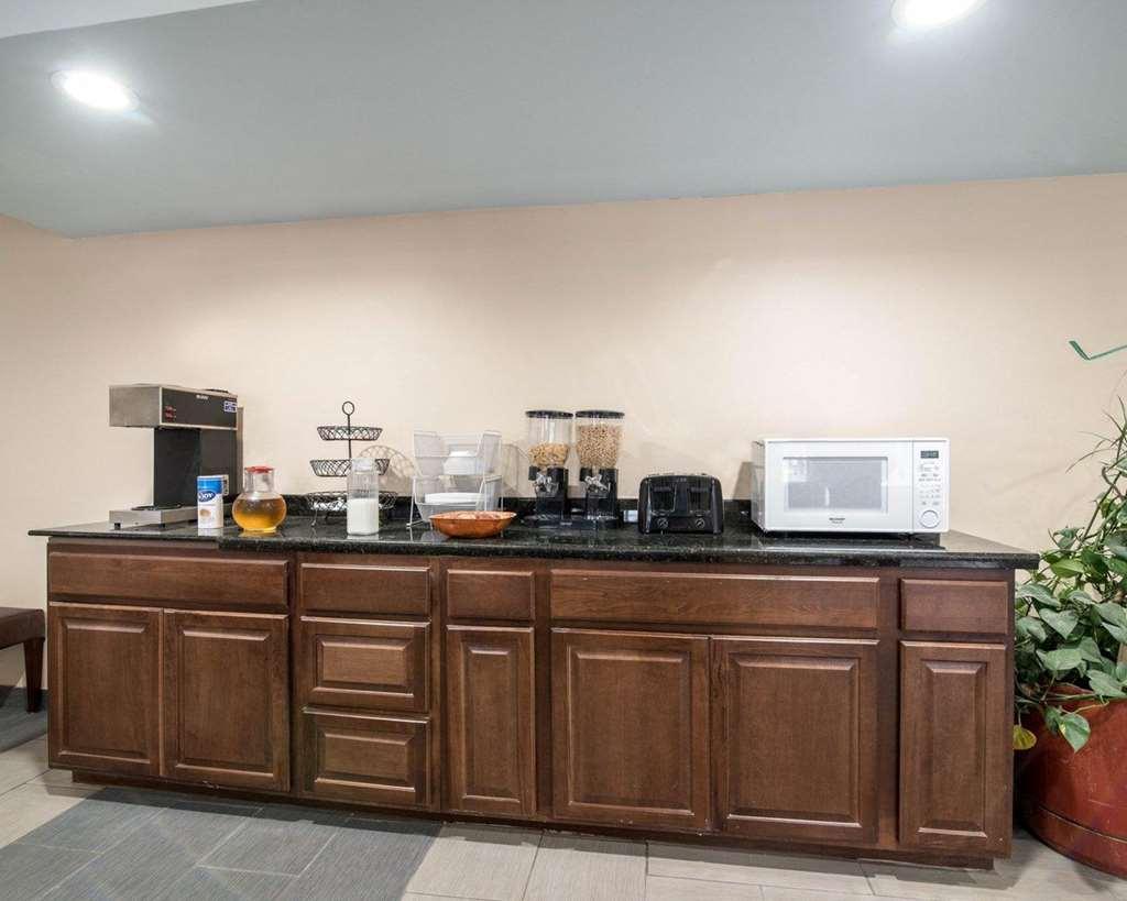 Rodeway Inn East Syracuse Restaurant photo