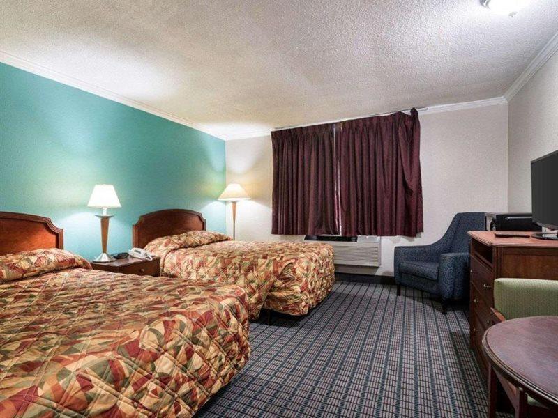 Rodeway Inn East Syracuse Exterior photo