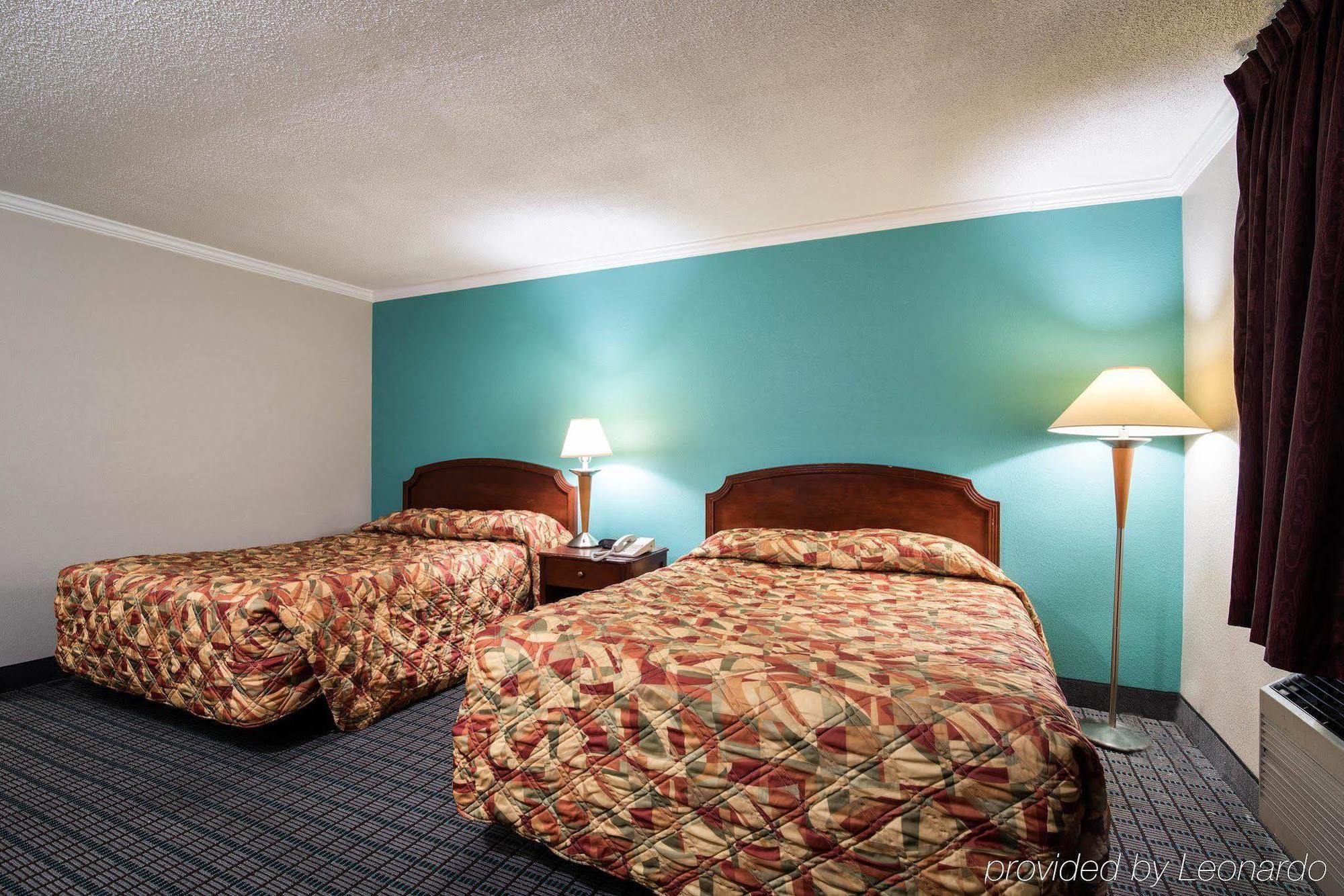 Rodeway Inn East Syracuse Exterior photo
