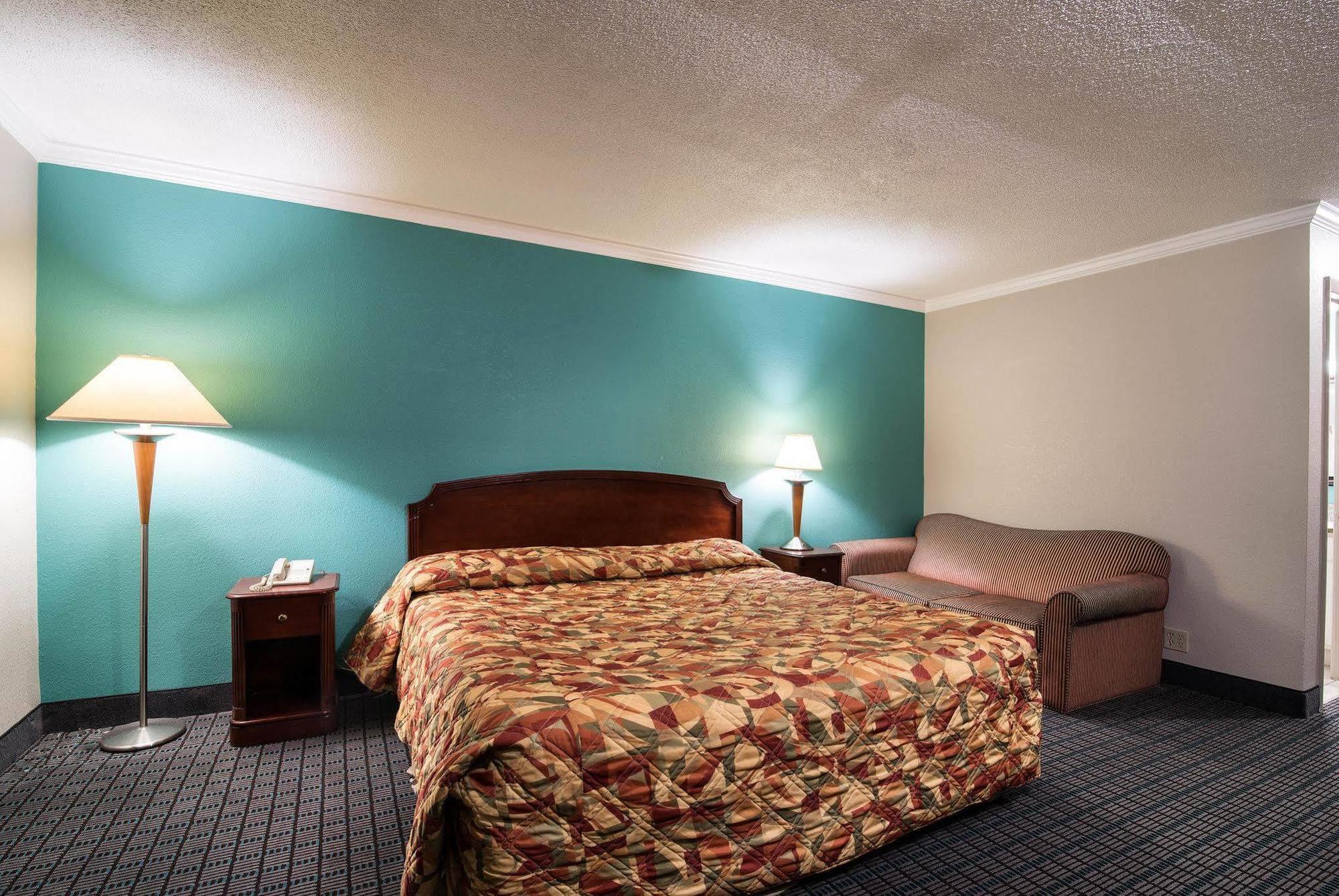Rodeway Inn East Syracuse Exterior photo