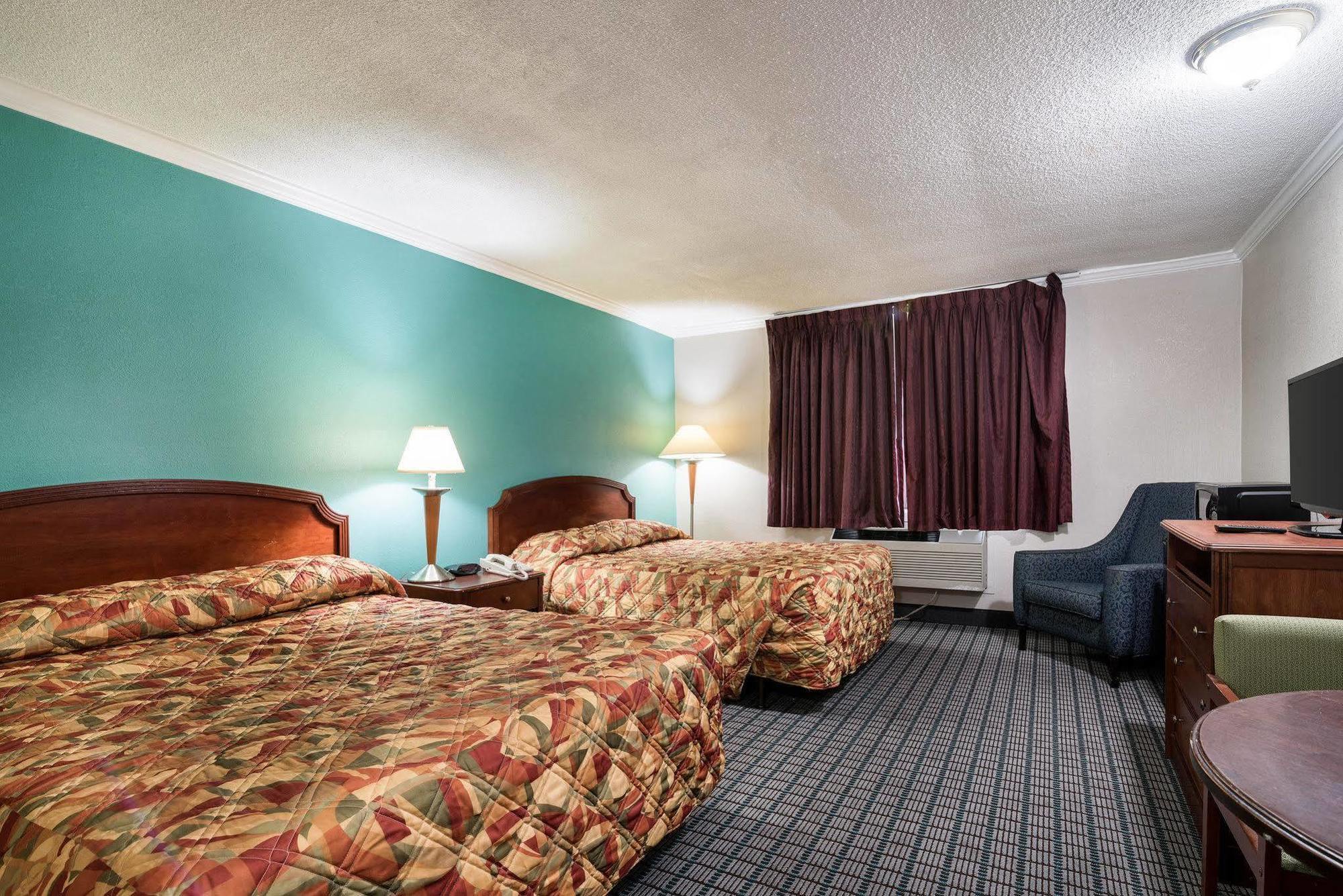 Rodeway Inn East Syracuse Exterior photo