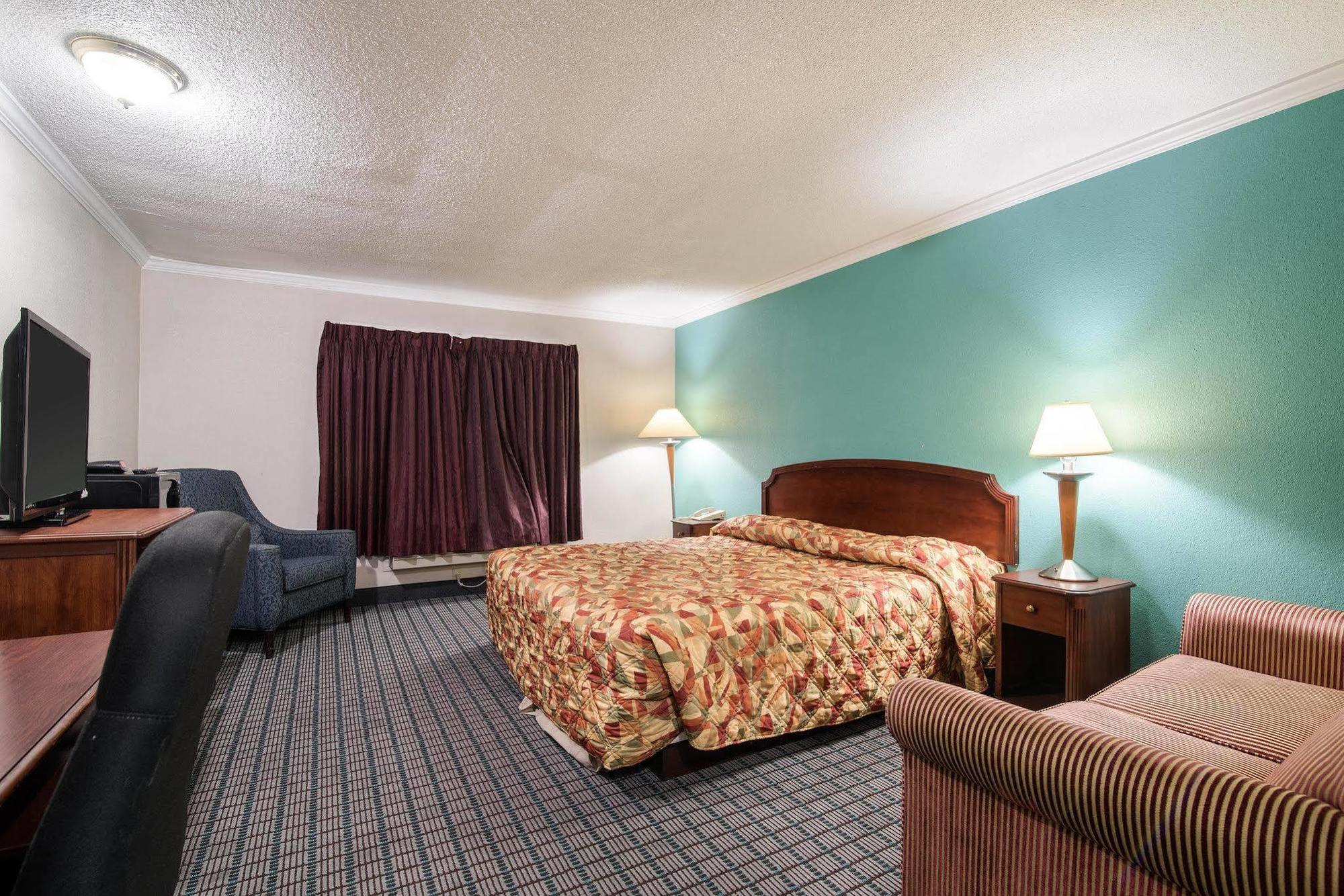 Rodeway Inn East Syracuse Exterior photo