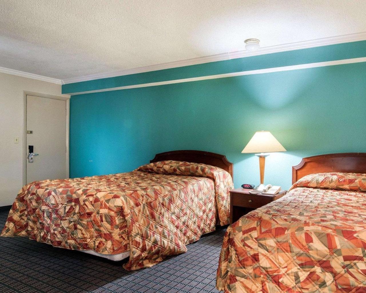 Rodeway Inn East Syracuse Exterior photo