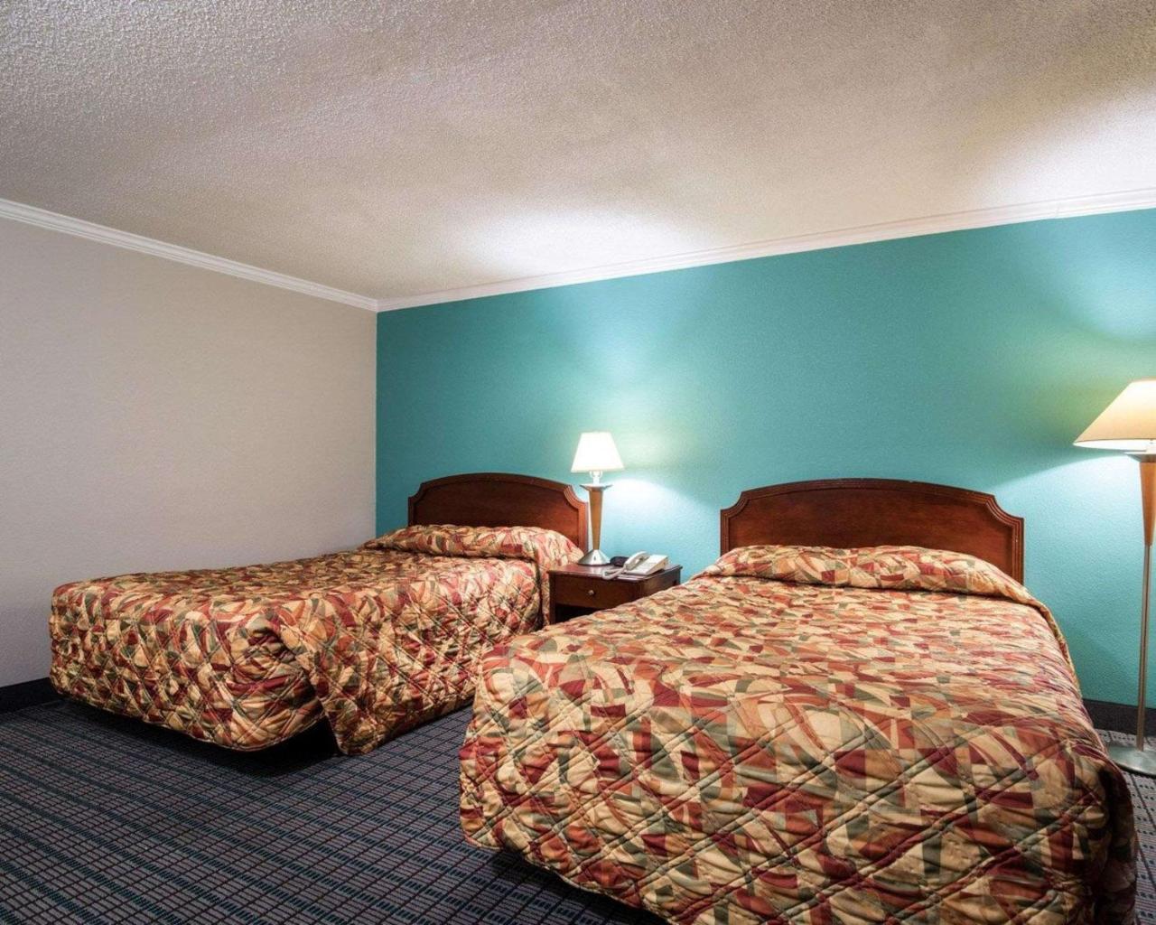 Rodeway Inn East Syracuse Exterior photo