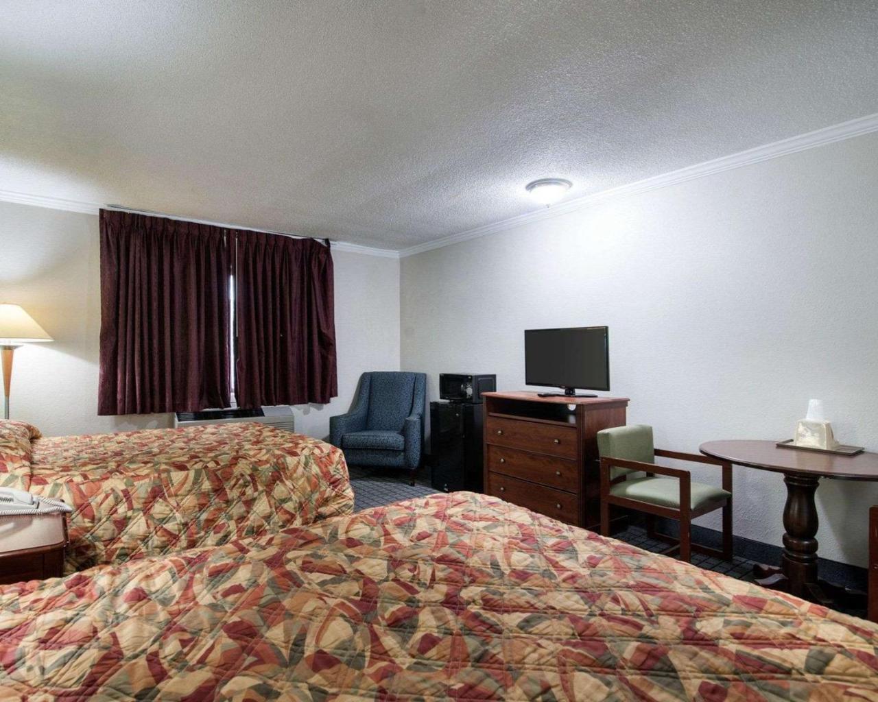 Rodeway Inn East Syracuse Exterior photo